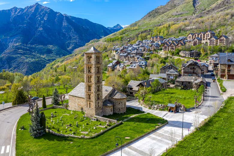 Sant Climent de Taüll avec les montagnes en fond