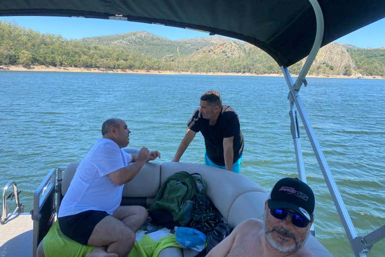 Surcando las aguas del embalse