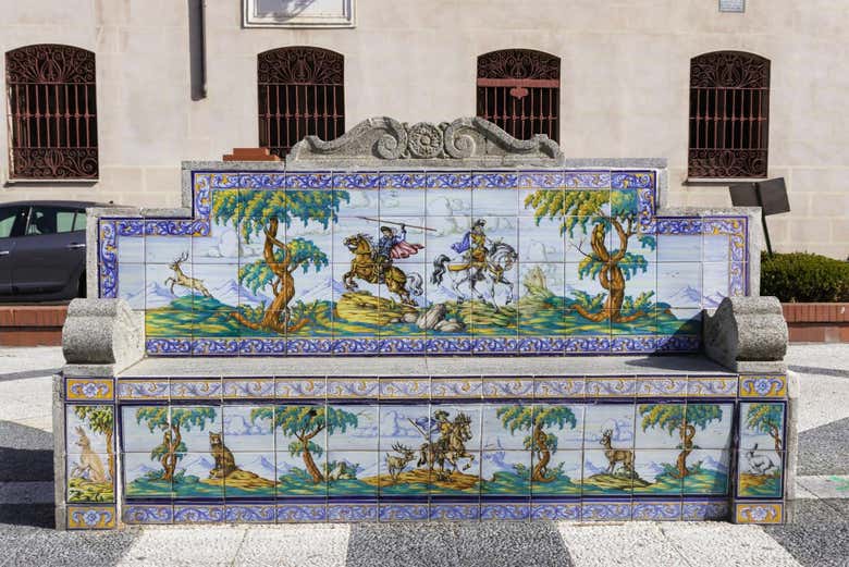 Banco decorado con azulejos de cerámica