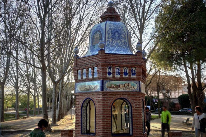 Templete con decoración de cerámica
