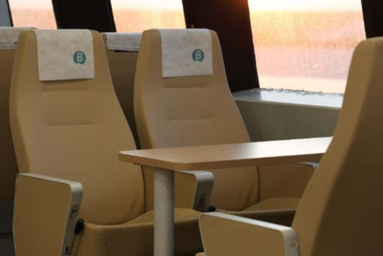 El ferry cuenta con cómodos asientos