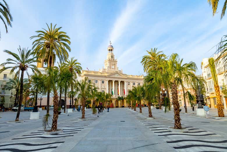 Acercándonos al ayuntamiento de Cádiz