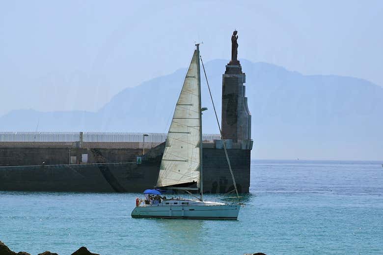 O barco navegando por Tarifa