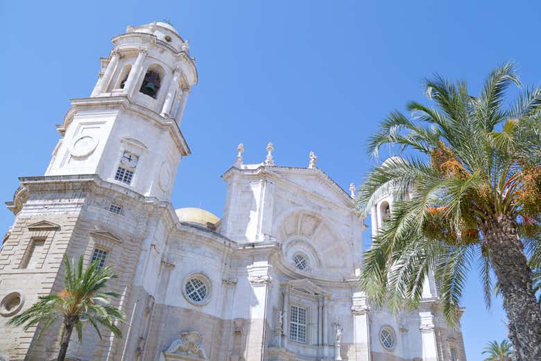 Admirando la catedral de Cádiz