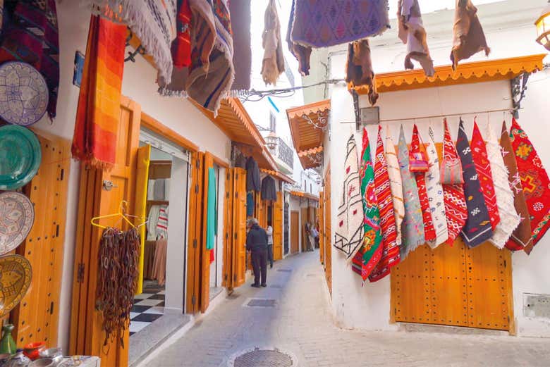 Pasearemos por las calles de Tánger y veremos sus tiendas