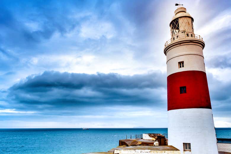 Admirando el faro de Punta de Europa