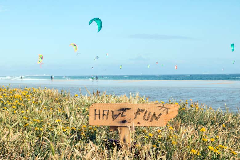 Diviértete aprendiendo kitesurf en Tarifa