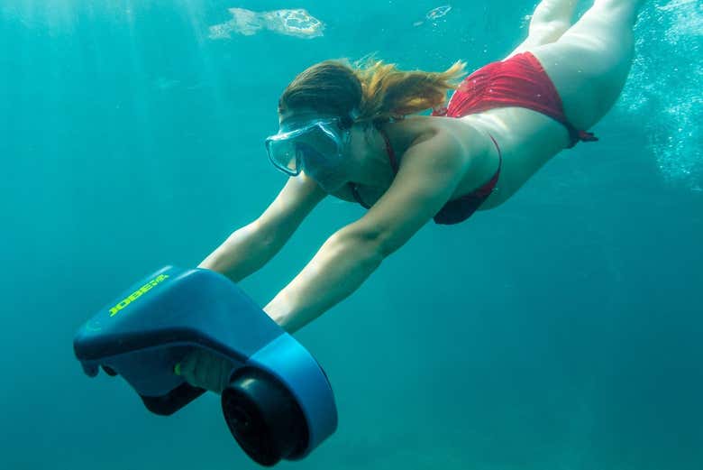 Utilizando a scooter submarina