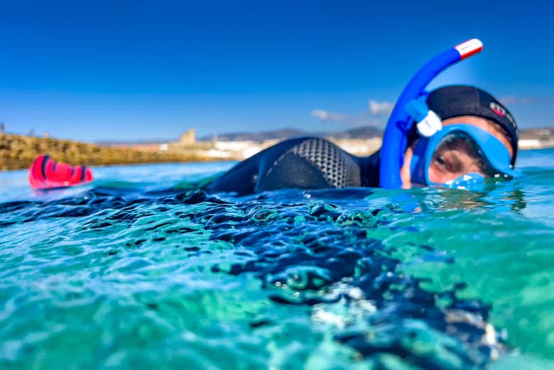 Disfrutando de una actividad de snorkel