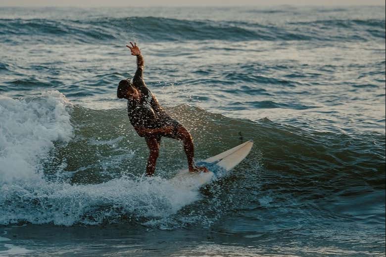 Aprendendo a manter o equilíbrio na prancha de surfe