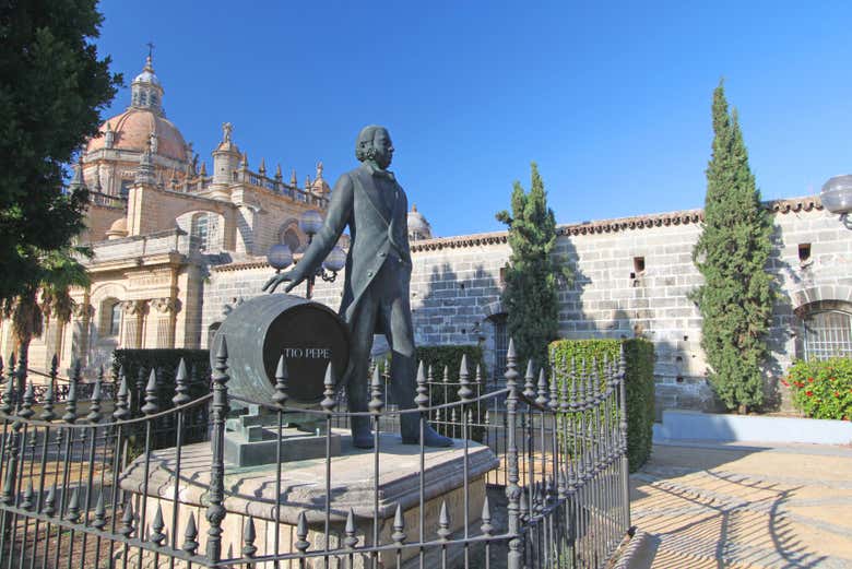 Escultura del Tío Pepe frente a la catedral de Jerez