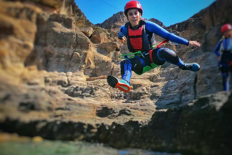 Practicando coasteering en Mogán