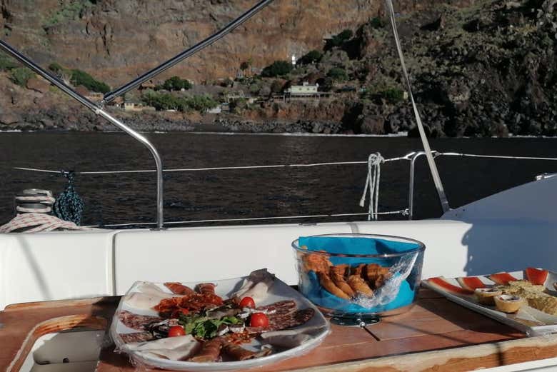 Dégustez un délicieux apéritif à bord