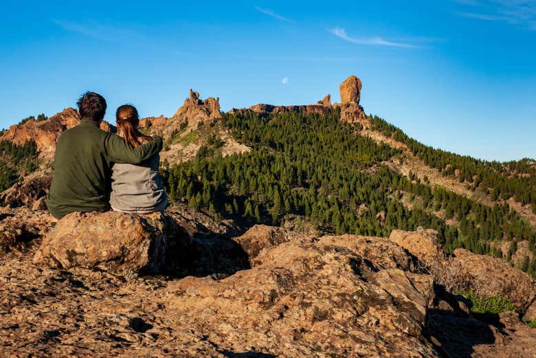 Admirando las vistas del Roque Nublo