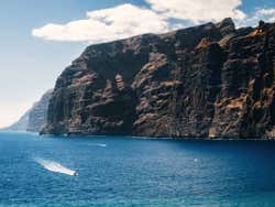 Barco pelos penhascos de Los Gigantes