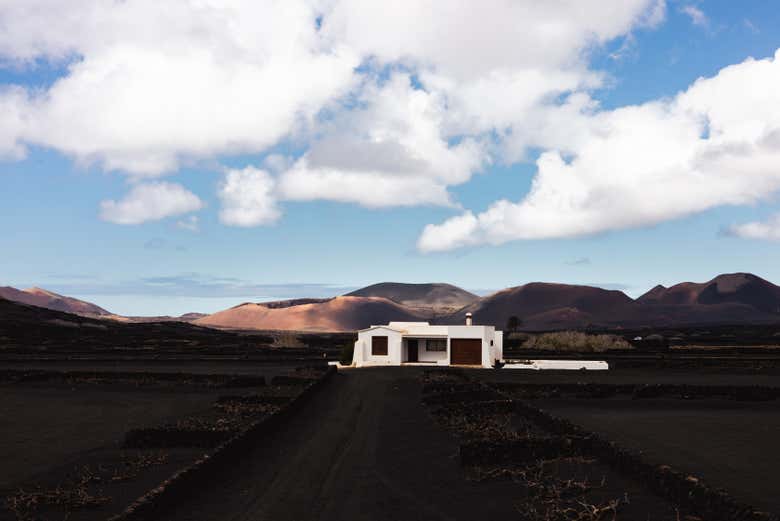 Un paisaje cautivante en la ruta entre volcanes y viñedos