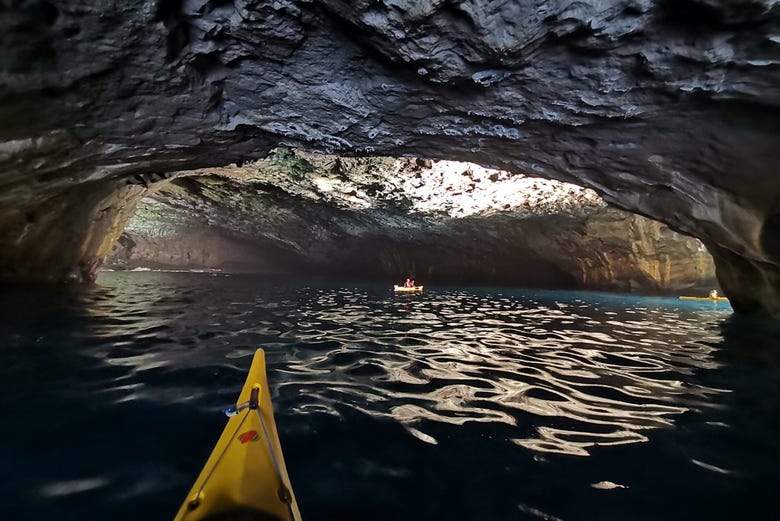 Remando por la Cueva Bonita a bordo de los kayaks