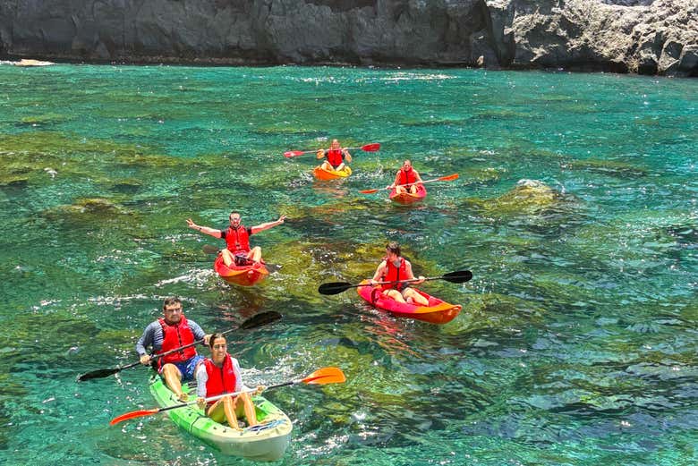 Remando en kayak junto a las aguas de la Cueva Bonita