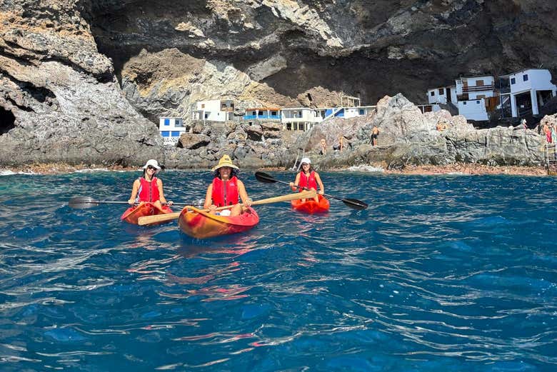 Disfrutando de la actividad de remo en kayak
