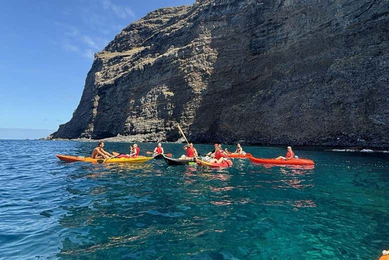 Contemplando desde los kayaks los acantilados de La Palma