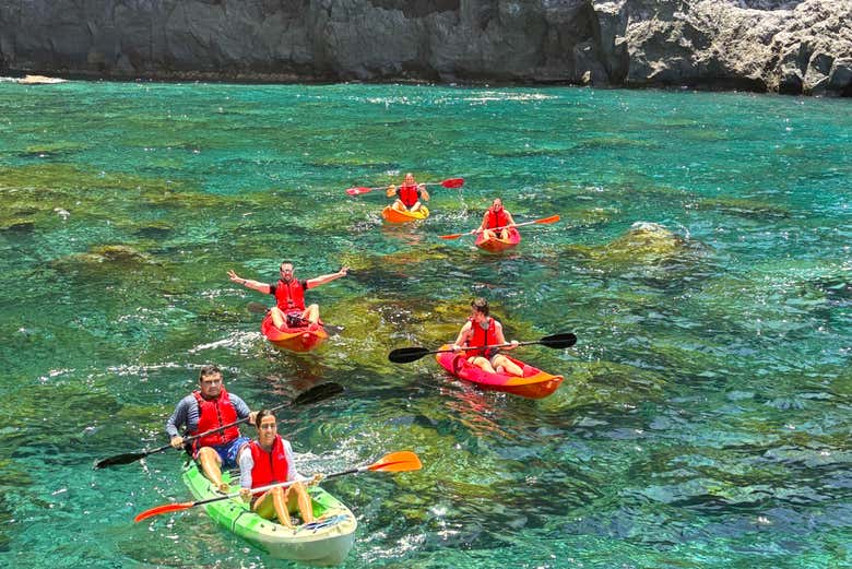 Disfrutando del tour en kayak por la Cueva Bonita 