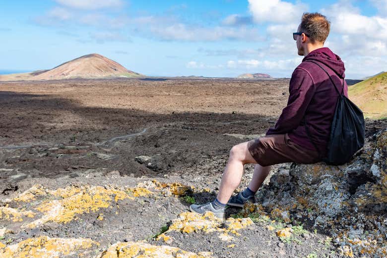 Contemplando los paisajes volcánicos lanzaroteños