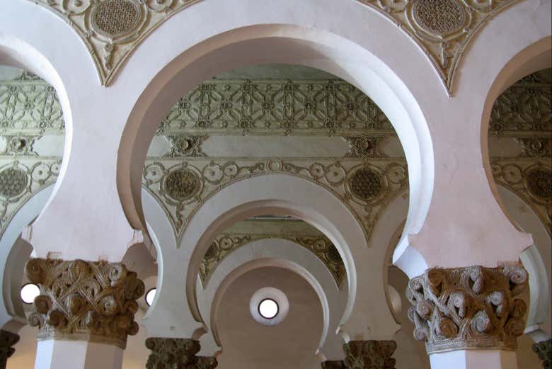 Arcos en la sinagoga de Santa María la Blanca