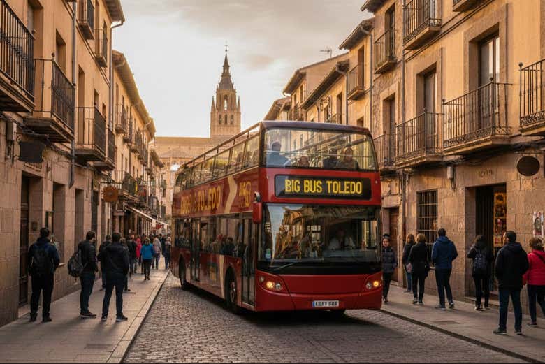 El autobús durante el recorrido por Toledo