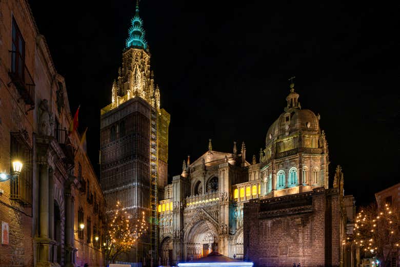 Catedral de Toledo iluminada en la noche