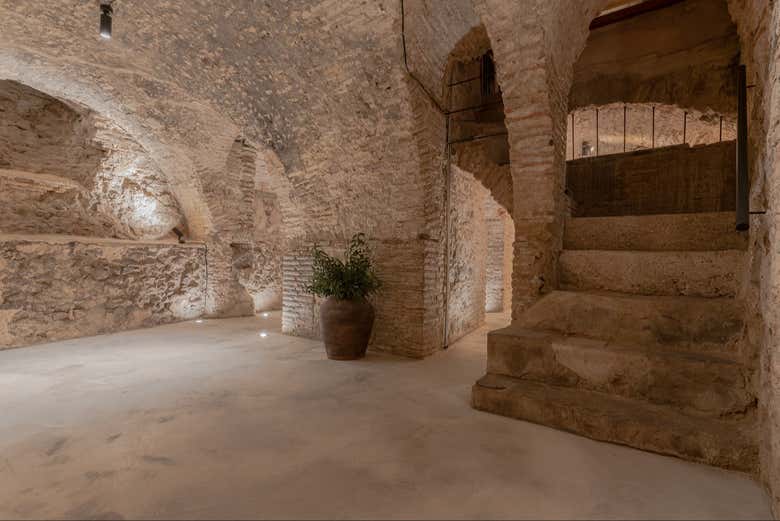 Explore the layout of the medieval Cenizal Arab Baths