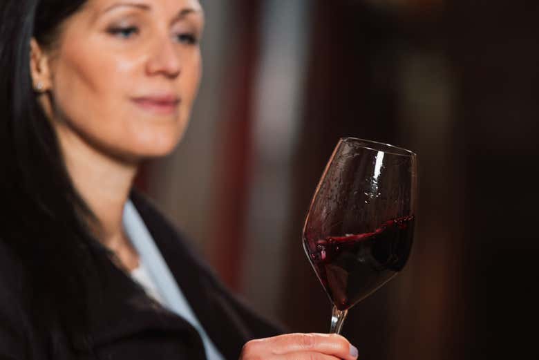 Observando las cualidades del vino 