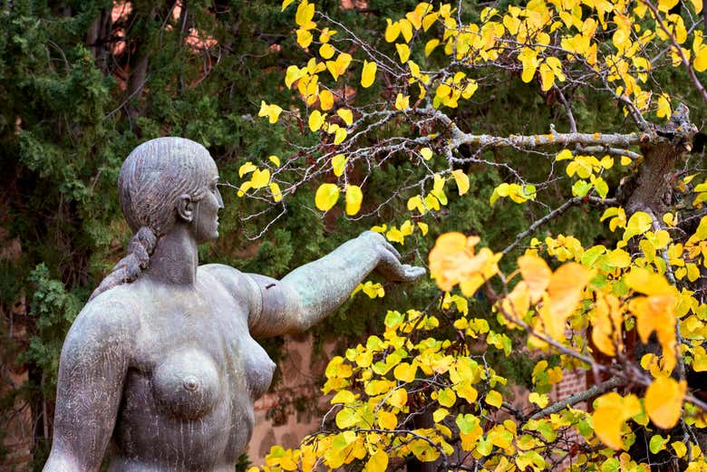 Una delle sculture del giardino