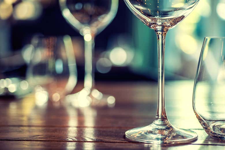 Detalle de las copas de vino 