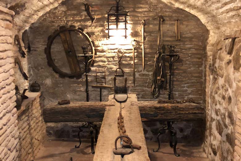Un'esposizione di strumenti di tortura