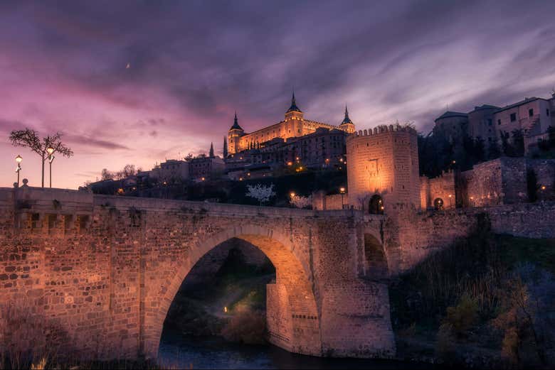 Puente de Alcántara y el Alcázar de Toledo al anochecer
