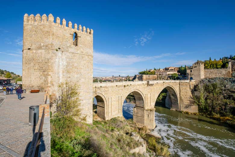 Pasaremos junto al famoso puente de San Martín