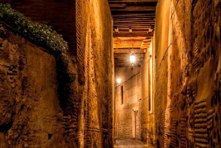Rues de Tolède à la tombée de la nuit