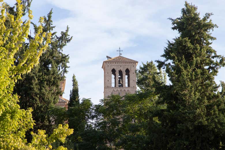 Torre de la iglesia de Santo Tomé entre árboles