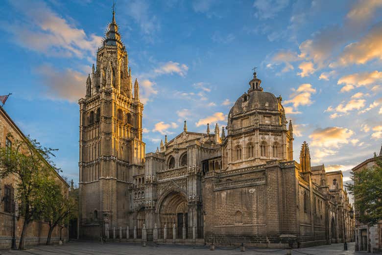 La imponente fachada de la catedral
