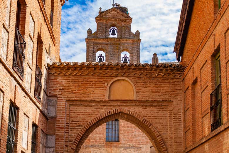 Arco e campanário do Real Monasterio de Santa Clara