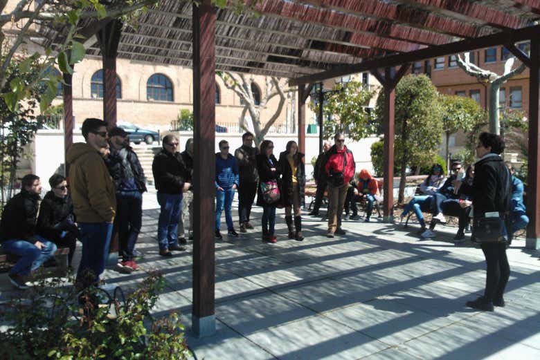 Atendiendo al guía durante el tour