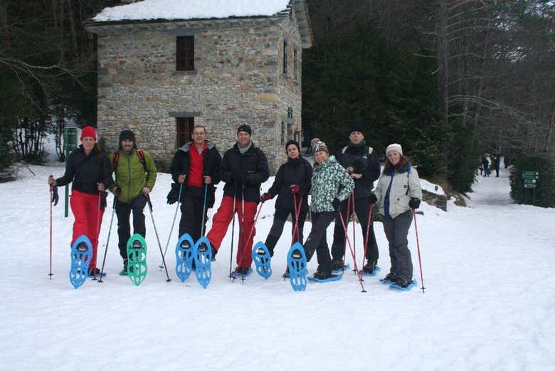Foto di gruppo con le racchette da neve