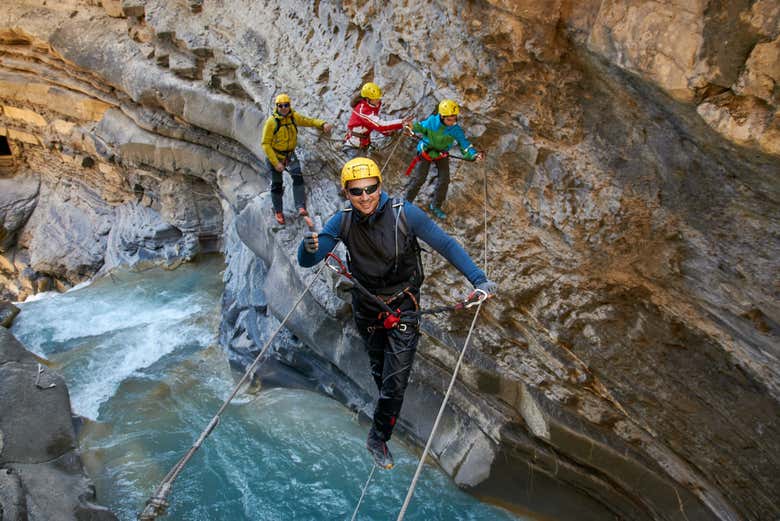 Disfrutando del recorrido por las cuerdas de la vía ferrata