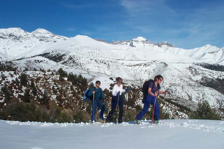 Il panorama montuoso e innevato