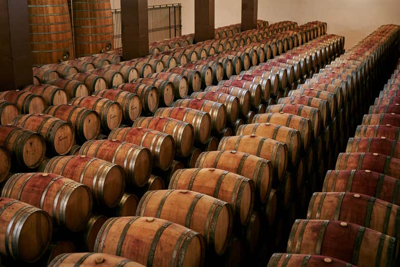 Tonneaux de vin dans les caves