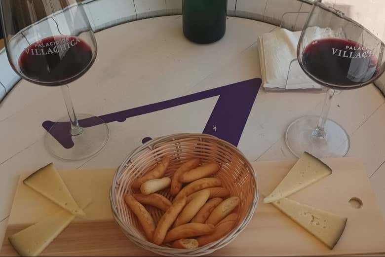 Dégustation de vin avec tapa au fromage