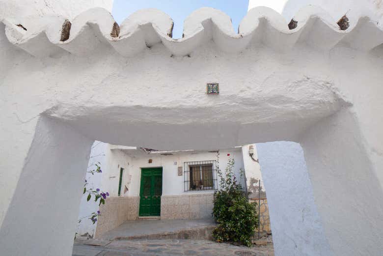 Arco entre las calles de Comares