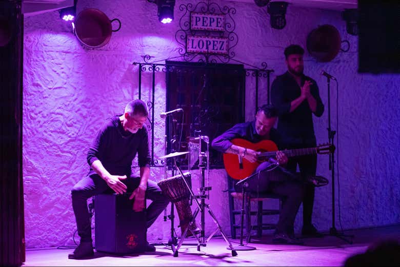 El guitarrista, el cajón flamenco y el cantaor