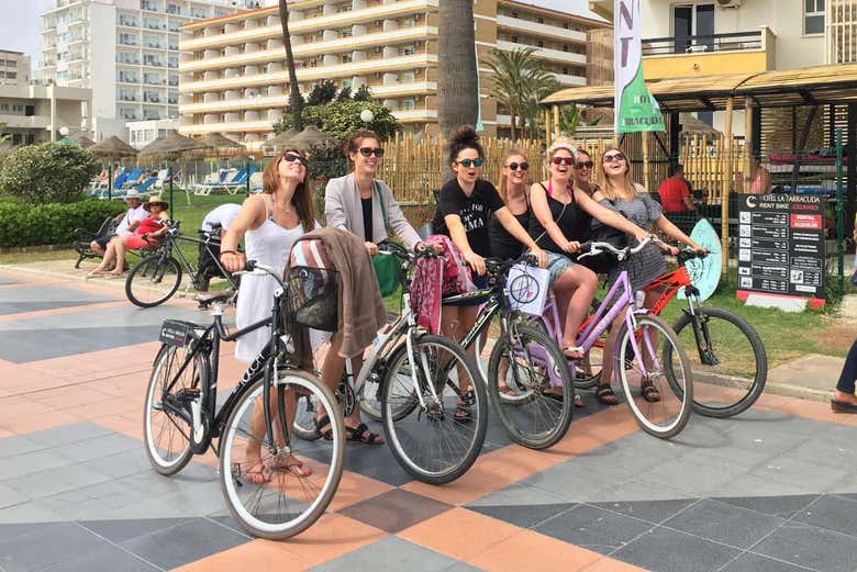 Disfrutando el paseo en bicicleta por Torremolinos