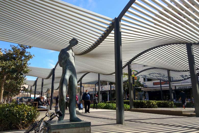 'El Caminante' na sombra da pérgola da Plaza Costa do Sol